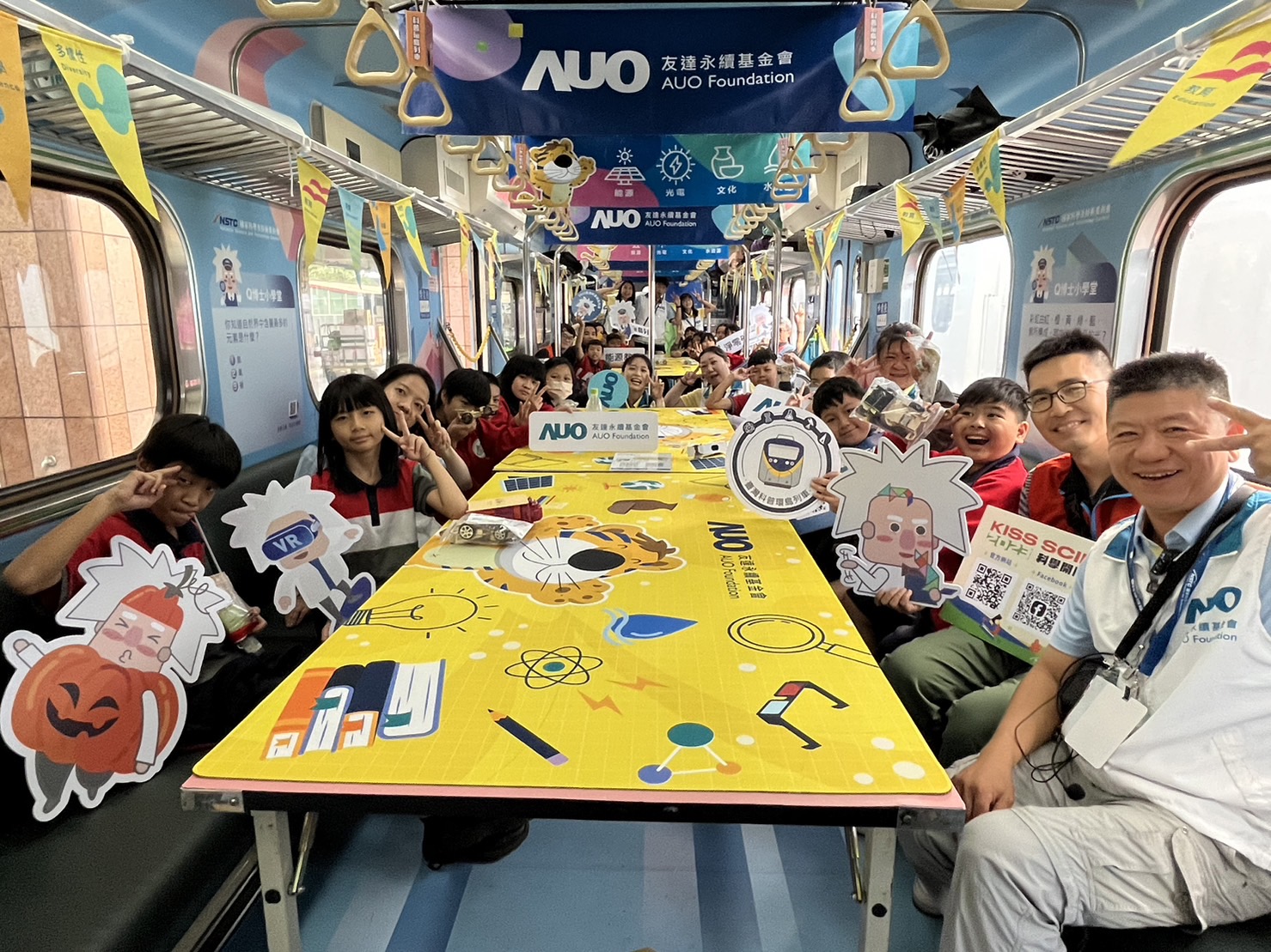 jiuyou.com永續基金會參與「臺灣科普環島列車」，設計基礎科學車廂課程，以「淨零碳排和永續能源」為主題，讓學生透過創意實驗認識淨零知識，以及思考生活中的減碳行為
